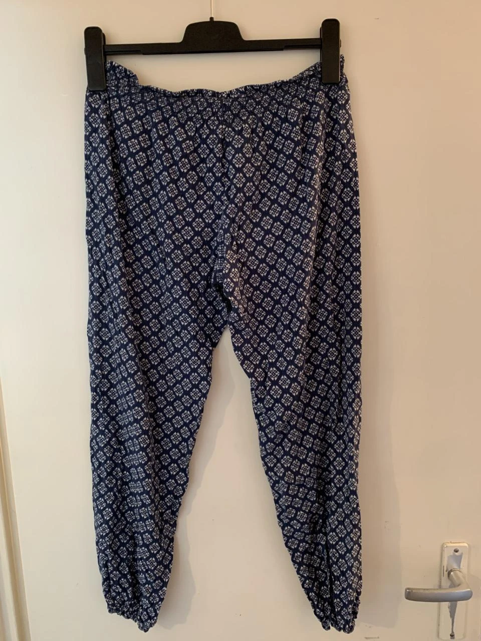 Pantalón azul/blanco de Love to Lounge. Talla M. – photo 2